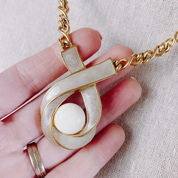 VTG Signed Trifari Modernist Enamel Ribbon Pendant Necklace, Gold Tone Chain - Picture 3 of 8